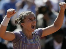 Tras casi dos horas de juego, Sara celebra su triunfo. AP /