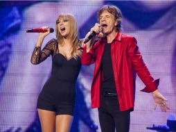 Swift interpretó junto a los rockeros el tema ''As tears go by''. AP /