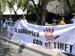 Activistas pertenecientes a la Red Internacional del Tíbet y del Grupo Pensando en el Tíbet se manifiestan. AFP /