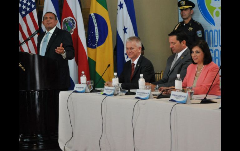 El presidente de Honduras (i), inaugura el Foro de Protección Social: Retos y Desafíos para la consolidación de la Política Social. EFE /
