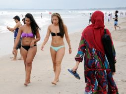 La playa de Kuta en Indonesia muestra el contraste de culturas en ese país con mayoría musulmana. AFP /