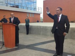 Del Toro (d), durante su toma de protesta el pasado 26 de marzo. ARCHIVO /