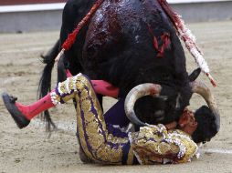 Sergio Flores sufre la cornada al momento de entrar a matar a su primer enemigo. EFE /
