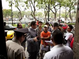 Un grupo de ciclistas entregaron en el congreso del Estado el documento con sus propuestas de movilidad urbana. EL INFORMADOR /