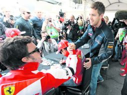 Fernando Alonso, piloto español de Ferrari, y Sebastian Vettel, piloto alemán de Red Bull, ayer en Montreal. AP /