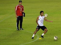 El delantero mexicano (d) también ha despertado interés de equipos como Valencia y Galaxy de Los Ángeles. AFP /