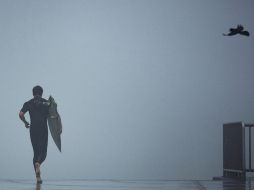 Un surfista aprovecha el alto oleaje causado por la tormenta tropical ''Andrea''. AP /