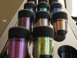 La popularidad del maquillaje con colores fluorescentes aún se mantiene en la gama amarilla, rosa y azul. ARCHIVO /