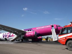 Tres personas resultaron con heridas leves durante el aterrizaje de emergencia de un avión de pasajeros. EFE /
