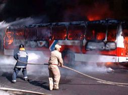Un autobús con 90 personas es incendiado por un hombre que quería morir. ARCHIVO /