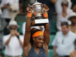 Serena dedica el triunfo a sus padres. AP /