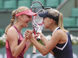 Es el primer título para Vesnina (d), el segundo de Makarova. AP /