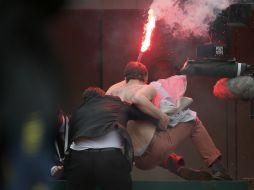 El hombre fue sacado por personal de seguridad del evento casi de inmediato. AP /