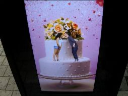 Las personas resultan sorprendidas al advertir su imagen en el escaparate. ESPECIAL /