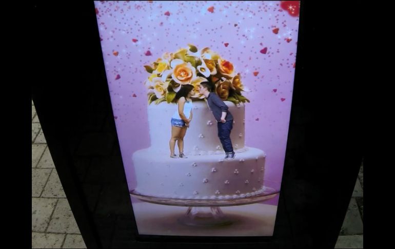 Las personas resultan sorprendidas al advertir su imagen en el escaparate. ESPECIAL /