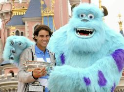 El español disfruta su triunfo en Eurodisney, acompañado de los personajes de Monsters Inc. EFE /