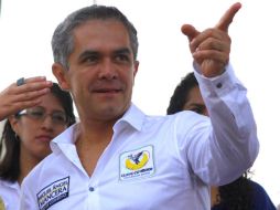 El mandatario capitalino realiza la entrega de tarjetas electrónicas para el canje de útiles y uniformes escolares. NTX /