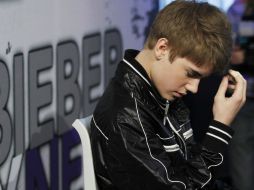 Elementos de seguridad escoltaron a Justin Bieber hasta la calle. ARCHIVO /