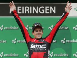 El ciclista Mathias Frank celebra en el podio su victoria durante la Vuelta a Suiza. AP /
