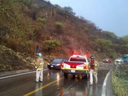 Protección Civil aclara que no se trata de deslaves por lo que no hay cierres a la circulación. @Trafico_ZMG ESPECIAL /
