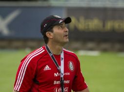 Al concluir el entrenamiento, de camino a la sala de prensa, ''Chepo'' miró al cielo, quizás pidiendo algo. NTX /