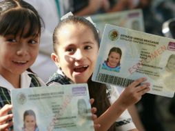 Alumnos de escuelas primarias y secundarias, reciben por parte del gobierno su Cédula de Identidad. ARCHIVO /