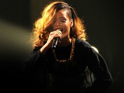 Rihanna ha declarado que, sin censura, publica todo acerca de su vida ''ya sea fumando hierba o leyendo un verso de la Biblia''. ARCHIVO /