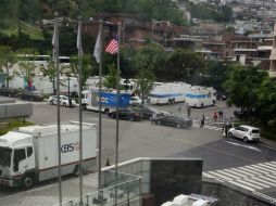 La prensa se prepara para la reunión entre las Coreas este martes, antes de conocer la cancelación del encuentro. EFE /