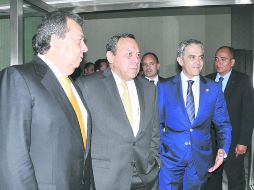 Ángel Aguirre Rivero (izquierda), gobernador de Guerrero; Jesús Zambrano (centro), dirigente del PRD, y Miguel Ángel Mancera. NTX /