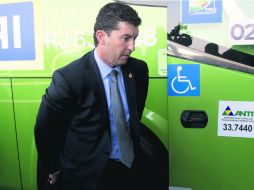 La mirada de José Manuel ''Chepo'' de la Torre denota preocupación, durante la llegada de la Selección a Brasil. AFP /