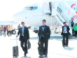 Javier Hernández, Héctor Moreno y Giovani dos Santos, ayer, a su llegada a tierras brasileñas. EFE /