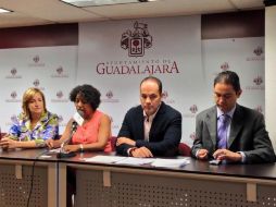 Al centro, Calendaria Ochoa y Mario Salazar, durante la rueda de prensa de esta mañana. ESPECIAL /