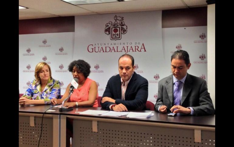 Al centro, Calendaria Ochoa y Mario Salazar, durante la rueda de prensa de esta mañana. ESPECIAL /