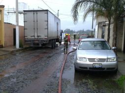 El químico se estaba derramando de un camión estacionado, el cual  contenía 14 contenedores de mil litros cada uno.  /
