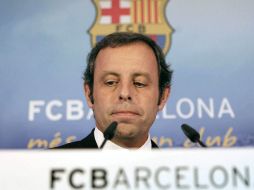 Sandro Rosell, presidente del Barcelona, apoya a su jugador. EFE /