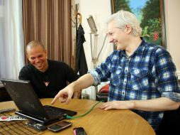 René Pérez Joglar y Julian Assange trabajan juntos en una canción del nuevo álbum de Calle 13. AP /