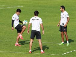 Omar Bravo (izq) se entrega a tope en el entrenamiento del Atlas.  /