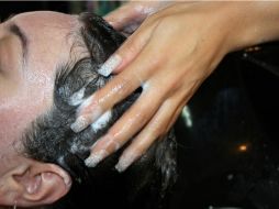 Además del champú también se requiere de un producto especial para atender el cuero cabelludo. ARCHIVO /