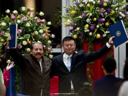 El presidente de Nicaragua, Daniel Ortega (i), y el presidente de HKND Group, Wang Jing (d). AP /