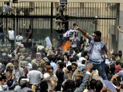Los manifestantes incendian dos vehículos de la ''Primera Brigada de Infantería'', antes de dirigirse al cuartel. ARCHIVO /