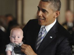 Obama tomó en brazos a un bebé, en lo que fue una de las mejores fotografías del encuentro. EFE /