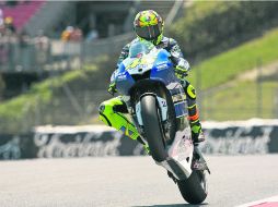 Valentino Rossi, de Yamaha, celebra su vuelta rápida con un ''caballito'' en la pista de Barcelona. AFP /