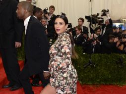Kim Kardashian y Kanye West se habían inclinado por poner a su bebé un nombre que inicie con la letra K. AFP /
