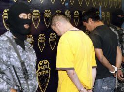 Los hombres adminten el robo de dos pipas, una motocicleta, un camión de capacidad de ocho toneladas y un camión Mercedes Benz. ARCHIVO /