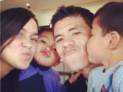 El futbolista Gonzalo Pineda, comparte en Twitter una fotografía con su esposa y sus dos ''retoños''. ESPECIAL /