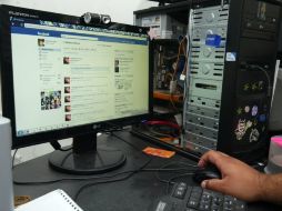 Existen 45.1 millones de internautas que están inscritos en cuatro cuentas de redes sociales en promedio. ARCHIVO /