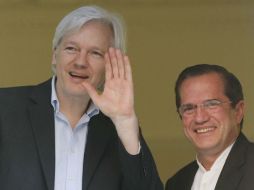 Patiño y Assange se asomaron a una ventana a saludar al centenar de personas congregadas para expresar su apoyo. EFE /