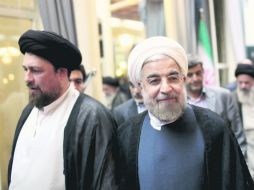 Hasán Jomeini (izquierda), nieto de el ayatolá Jomeini, acompaña al presidente electo Hasán Rohani, durante una visita a su santuario. AP /