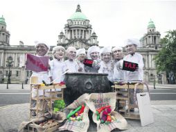 Miembros de Oxfam, una confederación de organizaciones contra la pobreza e injusticia, protestan usando máscaras de los líderes del G-8 AP /