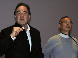 El director de cine estadounidense Oliver Stone (i) y el cineasta hongkonés Johnnie To. EFE /
